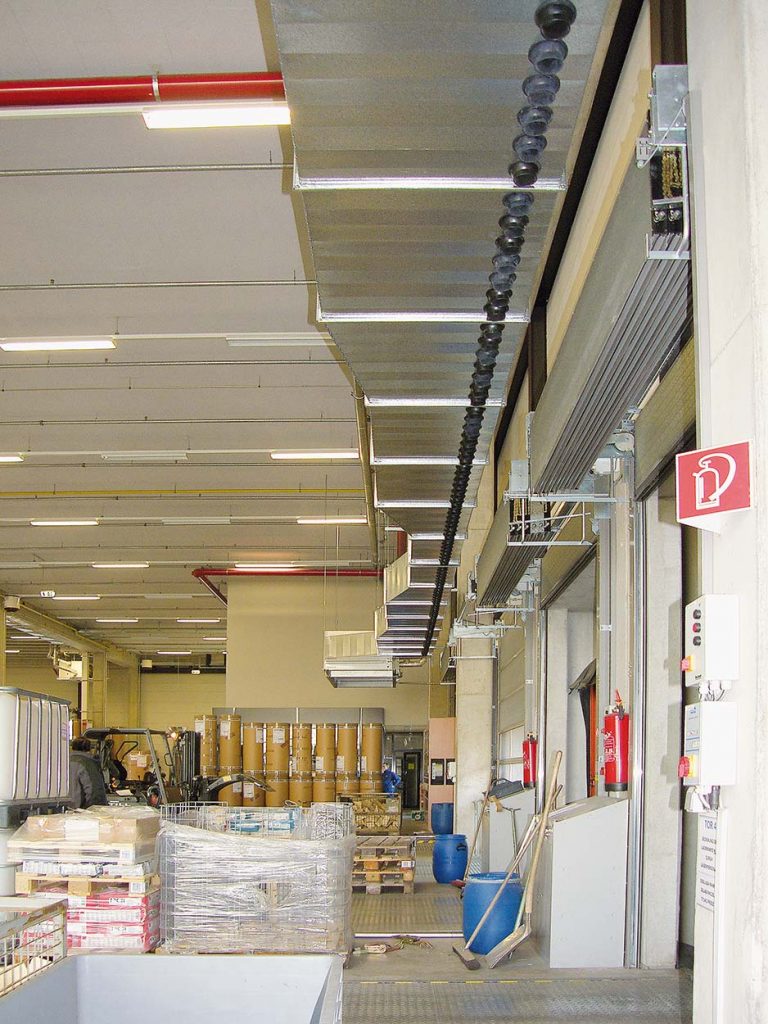 Groß denken – effizient heizen Auf den Fotos zu sehen: unser ETASTAR Dunkelstrahler-System mit über 50 m Länge – ideal für große Hallen mit langen Heizzonen. Vorteile: • Lange Heizstrecken mit nur einem Brenner • Minimale Wartungskosten • Hoher Strahlungsanteil = effiziente Wärmeübertragung Zusätzlich sind hoch induzierende Luftdüsen eines Warmlufterzeugers abgebildet. Diese sorgen für zielgerichtete Luftführung, reduzieren Wärmeverluste und eignen sich ideal zur Zonenbeheizung oder für hohe Hallenbereiche. ✅ Strahlungswärme ohne Luftverwirbelung ✅ Effiziente Luftführung bei Bedarf ✅ Ideal für energieoptimierte Hallen