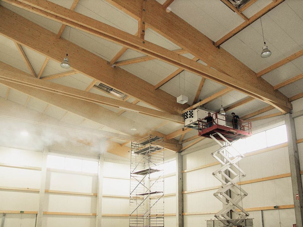 Energieeffiziente Beheizung Messehalle Leistungsstarke Warmluftheizungen ohne Kanalnetz Für große Messehallen eignen sich Warmluftheizungen mit Ausblasköpfen und Düsen, wie auf den Bildern zu sehen. Die Luftverteilung erfolgt gezielt und effektiv, ganz ohne komplexe Kanalnetze. Die Systeme ermöglichen nicht nur eine schnelle Aufheizung, sondern auch eine gleichmäßige Temperaturverteilung – selbst in sehr großen oder offenen Hallen. ✅ Schnelle Reaktionszeit ✅ Gleichmäßige Wärmeverteilung ✅ Einfach nachrüstbar