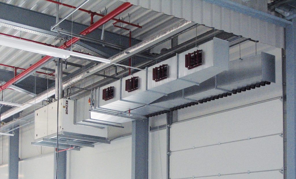 Leistungsstarke Warmluftheizungen ohne Kanalnetz Für große Messehallen eignen sich Warmluftheizungen mit Ausblasköpfen und Düsen, wie auf den Bildern zu sehen. Die Luftverteilung erfolgt gezielt und effektiv, ganz ohne komplexe Kanalnetze. Die Systeme ermöglichen nicht nur eine schnelle Aufheizung, sondern auch eine gleichmäßige Temperaturverteilung – selbst in sehr großen oder offenen Hallen. ✅ Schnelle Reaktionszeit ✅ Gleichmäßige Wärmeverteilung ✅ Einfach nachrüstbar