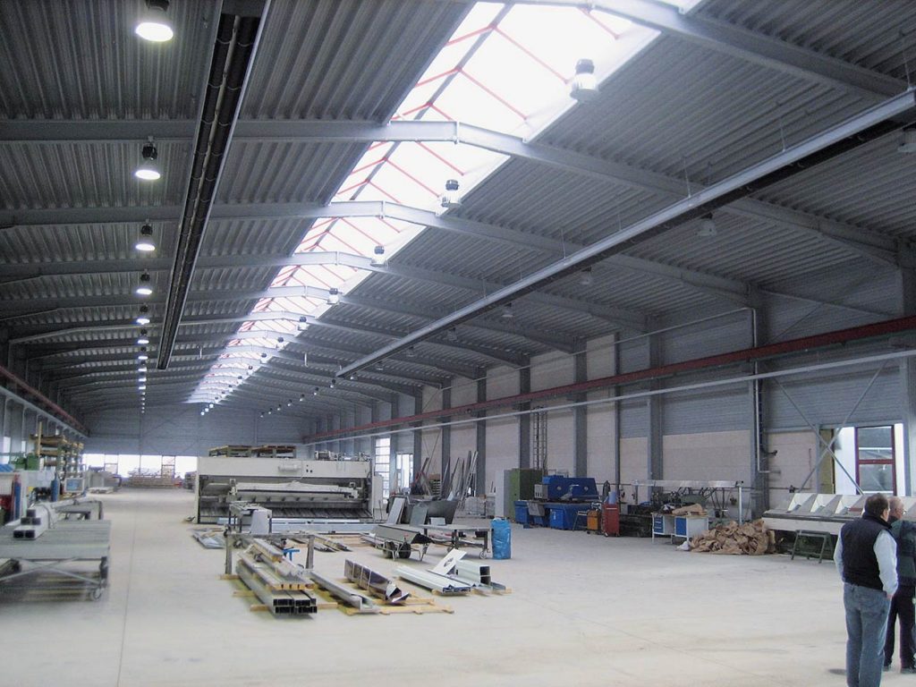 Vielseitige Lösungen für jede Anwendung Auf den Fotos sind unsere selbst produzierten ETASTAR Dunkelstrahler zu sehen – das Rückgrat moderner Strahlungsbeheizung. Darüber hinaus bieten wir auch: • Hochtemperatur-Dunkelstrahler für sehr große Raumhöhen • Warmlufterzeuger für gezielte Lufterwärmung • Wärmepumpenlösungen, insbesondere dort, wo klimatisierte Luftführung (z. B. Hochregallager) gefordert ist Wir kombinieren Erfahrung mit Flexibilität – für jede Hallenart die passende Heiztechnik. ✅ Eigene Fertigung – höchste Qualität ✅ Individuelle Auswahl nach Einsatzzweck ✅ Kombinierbar mit modernen Energiesystemen