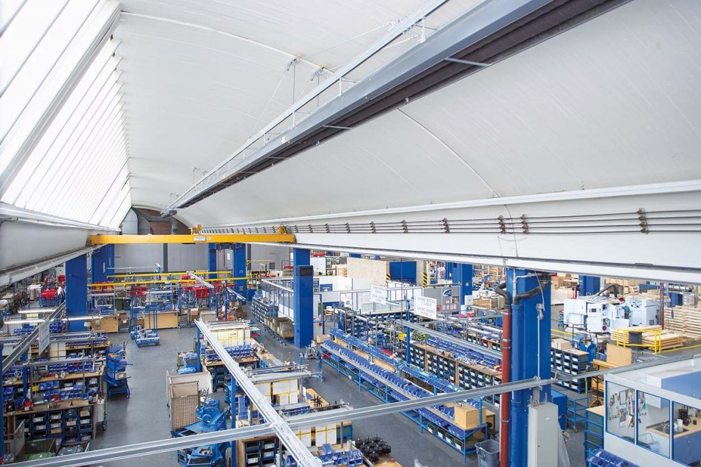 Effiziente Wärme – mit ETASTAR Dunkelstrahlern „Made in Germany“ Unsere ETASTAR Niedertemperatur-Dunkelstrahler bieten höchste Effizienz bei maximaler Robustheit. Mit Längen bis zu 54 Metern und nur einem Brenner sorgen sie für eine gleichmäßige Wärmeverteilung auch in großen Hallen. Die Strahlungswärme wird wie bei der Sonne direkt auf Personen und Objekte übertragen – staubfrei, zugfrei, leise. Die Geräte sind kompatibel mit grünen Gasen wie Biogas oder Wasserstoff. ✅ Lange Lebensdauer & höchste Qualität ✅ Made in Germany ✅ Kompatibel mit regenerativen Brennstoffen ✅ Wärme dort, wo sie gebraucht wird – ohne Luftverwirbelung