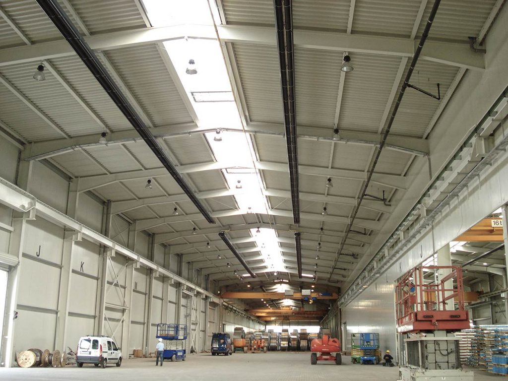 Vielseitige Lösungen für jede Anwendung Auf den Fotos sind unsere selbst produzierten ETASTAR Dunkelstrahler zu sehen – das Rückgrat moderner Strahlungsbeheizung. Darüber hinaus bieten wir auch: • Hochtemperatur-Dunkelstrahler für sehr große Raumhöhen • Warmlufterzeuger für gezielte Lufterwärmung • Wärmepumpenlösungen, insbesondere dort, wo klimatisierte Luftführung (z. B. Hochregallager) gefordert ist Wir kombinieren Erfahrung mit Flexibilität – für jede Hallenart die passende Heiztechnik. ✅ Eigene Fertigung – höchste Qualität ✅ Individuelle Auswahl nach Einsatzzweck ✅ Kombinierbar mit modernen Energiesystemen