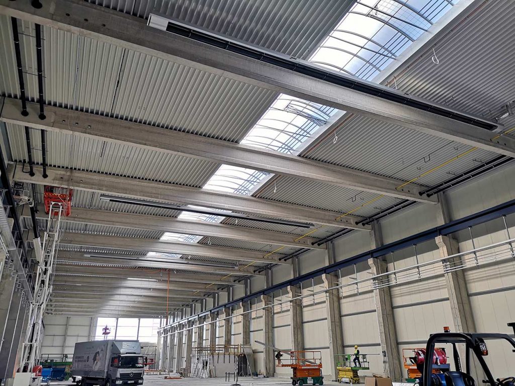 Effiziente Wärme – mit ETASTAR Dunkelstrahlern „Made in Germany“ Unsere ETASTAR Niedertemperatur-Dunkelstrahler bieten höchste Effizienz bei maximaler Robustheit. Mit Längen bis zu 54 Metern und nur einem Brenner sorgen sie für eine gleichmäßige Wärmeverteilung auch in großen Hallen. Die Strahlungswärme wird wie bei der Sonne direkt auf Personen und Objekte übertragen – staubfrei, zugfrei, leise. Die Geräte sind kompatibel mit grünen Gasen wie Biogas oder Wasserstoff. ✅ Lange Lebensdauer & höchste Qualität ✅ Made in Germany ✅ Kompatibel mit regenerativen Brennstoffen ✅ Wärme dort, wo sie gebraucht wird – ohne Luftverwirbelung