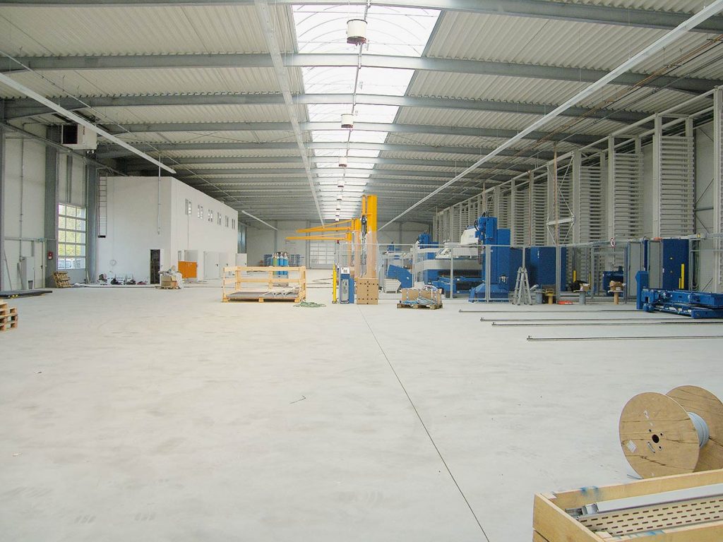 Modular, effizient und bereit für die Zukunft. Unser Portfolio umfasst alle gängigen Heiztechnologien: • Strahlungsheizungen mit Dunkelstrahlern • Warmlufterzeuger mit Kanal- oder Direktverteilung • Strombasierte Wärmepumpenlösungen. Eine Besonderheit sind unsere Hybrid-Systeme: Sie kombinieren bestehende Heizsysteme mit moderner Wärmepumpentechnik. Dadurch lässt sich sowohl Energie sparen als auch die Versorgungssicherheit erhöhen. Vorteile hybrider Heiztechnik: • Bestehende Anlagen weiter nutzen • Senkung des Energieverbrauchs • Ideal für die schrittweise Dekarbonisierung ✅ Zukunftssichere Lösungen ✅ Flexibel erweiterbar ✅ Optimal für Sanierungen und Modernisierungen