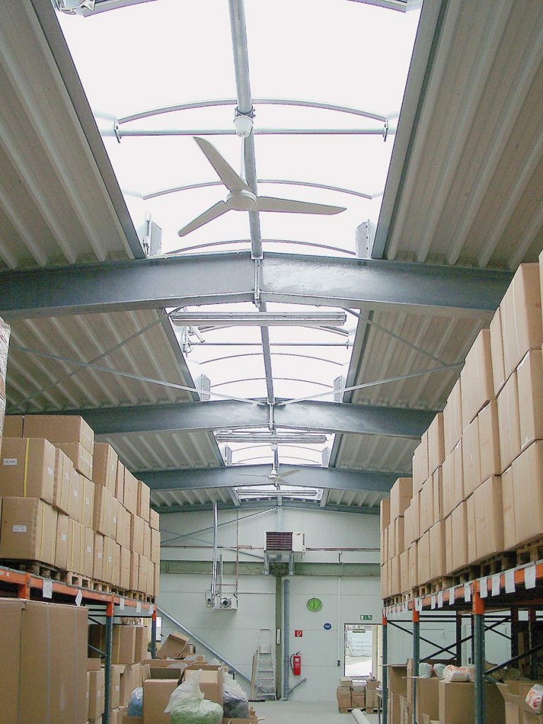 Punktgenaue Wärme & maximale Effizienz Unsere Dunkelstrahler heizen dort, wo es zählt – punktuell an den Arbeitsplätzen. So wird unnötiges Aufheizen von ungenutzten Flächen vermieden. Zusätzlich zeigt das Foto eine smarte Kombination: Ventilatoren zur Warmluftrückführung zusammen mit einem Warmlufterzeuger. Diese Lösung nutzt den natürlichen Temperaturgradienten und führt warme Luft von der Hallendecke wieder nach unten – für erhebliche Einsparungen bei den Betriebskosten. ✅ Gezielte Wärmeverteilung ✅ Ideal für teilgenutzte Flächen ✅ Einfach nachrüstbare Rückführsysteme