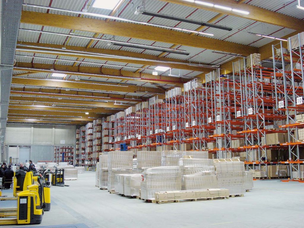 Punktgenaue Wärme & maximale Effizienz Unsere Dunkelstrahler heizen dort, wo es zählt – punktuell an den Arbeitsplätzen. So wird unnötiges Aufheizen von ungenutzten Flächen vermieden. Zusätzlich zeigt das Foto eine smarte Kombination: Ventilatoren zur Warmluftrückführung zusammen mit einem Warmlufterzeuger. Diese Lösung nutzt den natürlichen Temperaturgradienten und führt warme Luft von der Hallendecke wieder nach unten – für erhebliche Einsparungen bei den Betriebskosten. ✅ Gezielte Wärmeverteilung ✅ Ideal für teilgenutzte Flächen ✅ Einfach nachrüstbare Rückführsysteme