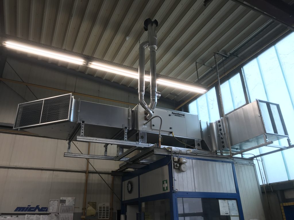 Flexible Lösungen – abgestimmt auf jede Werkstatt Unsere Systeme bieten maßgeschneiderte Heizlösungen für jede Werkstattgröße. Zu sehen ist ein energieeffizienter Warmlufterzeuger mit Brennwerttechnik im Mischluftbetrieb – damit lässt sich die Halle im Sommer auch mit kühler Nachtluft lüften. Das zweite Bild zeigt eine punktuelle Beheizung mit einem Dunkelstrahler, ideal bei festgelegten Arbeitsplätzen. Die Kombination aus Warmluft- und Strahlungsheizung schafft maximale Flexibilität bei minimalem Energieeinsatz. ✅ Punktuelle oder flächige Beheizung je nach Bedarf ✅ Sommerliche Nachtlüftung ohne Zusatzkosten ✅ Optimal für Werkstätten mit wechselnden Anforderungen