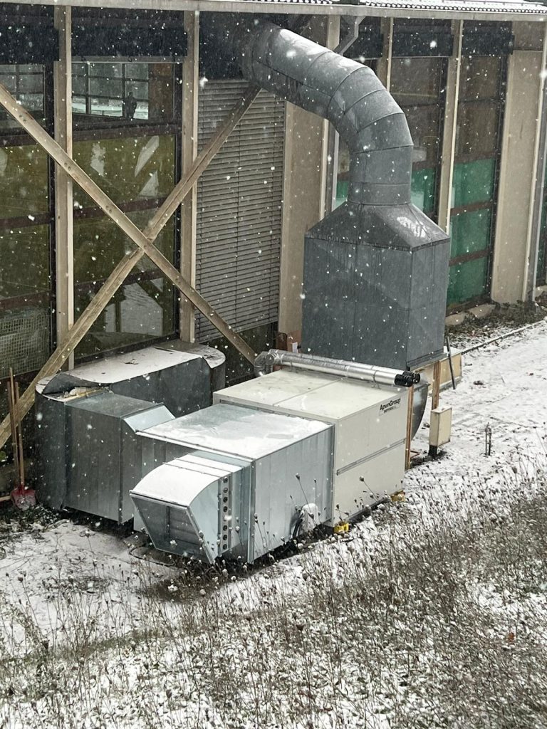 Zuverlässigkeit über Jahrzehnte – jetzt mit moderner Technik Die gezeigten Bilder zeigen den Austausch einer Warmluftheizung nach über 30 Jahren Betriebsdauer – Qualität, die sich auszahlt. Neu im Einsatz: Brennwert-Warmlufterzeuger mit Außenluftansaugung für Mischluftbetrieb. Im Sommer kann die Anlage auch zur Kühlung verwendet werden. Über eine Ethernetverbindung ist die Anbindung ans Intranet problemlos möglich. Durch den Anschluss an das vorhandene Kanalnetz mit hoch induzierenden Weitwurfdüsen wird eine optimale Luftverteilung gewährleistet – für angenehme Temperaturen und geringen Energieverbrauch. ✅ Modernste Brennwerttechnik ✅ Sommerkühlung durch Außenluftnutzung ✅ Netzwerkanbindung & digitale Steuerung