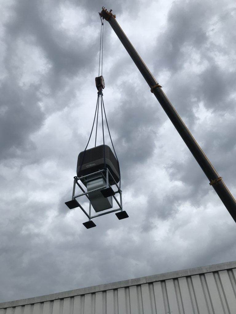 Kühlung & Heizung von Hallen Multifunktionale Lösungen – auch mit PV-Anlagen kombinierbar Nicht immer müssen Verdunstungskühler aufwendig an ein Kanalsystem angeschlossen werden. In diesem Projekt wurden unsere CW3 Geräte auf einem Gründach mithilfe von Standkonsolen montiert – flexibel, effizient und platzsparend. Die Halle wird hier mit nur maximal 6 kW elektrischer Leistungsaufnahme klimatisiert – in Kombination mit der vorhandenen Photovoltaikanlage quasi zum Nulltarif. ✅ Energieeffizient & klimafreundlich ✅ Kombinierbar mit erneuerbaren Energien ✅ Heizen & Kühlen in einem System