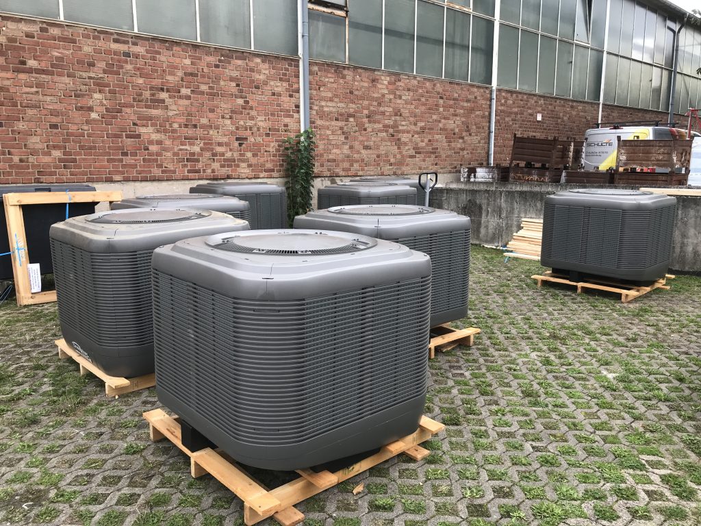 Hallenkühlung Produktionshalle Kühlung für Lager- & Produktionshallen Auch für Bestandsgebäude: leistungsstark & wirtschaftlich In einem glasverarbeitenden Betrieb mit schlechter Dämmung und hoher Abwärme wurde durch den Einsatz unserer Verdunstungskühler eine erhebliche Verbesserung erreicht. Trotz des alten Bestandsbaus sorgen unsere Systeme für effektive Kühlung und verbesserte Luftqualität. ➡️ Sehen Sie sich unser Referenzvideo an und überzeugen Sie sich selbst von der Wirkung vor Ort! ✅ Ideal für sanierungsbedürftige Gebäude ✅ Effizient trotz schlechter Isolation