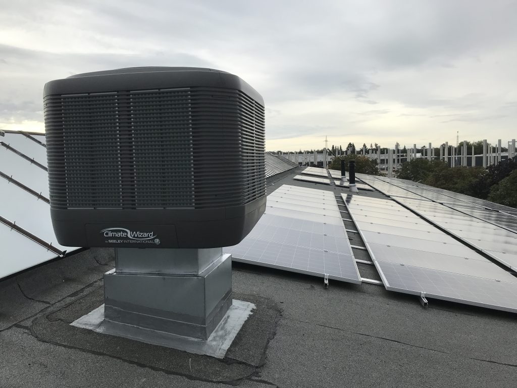 Hallenkühlung Produktionshalle Kühlung für Lager- & Produktionshallen Auch für Bestandsgebäude: leistungsstark & wirtschaftlich In einem glasverarbeitenden Betrieb mit schlechter Dämmung und hoher Abwärme wurde durch den Einsatz unserer Verdunstungskühler eine erhebliche Verbesserung erreicht. Trotz des alten Bestandsbaus sorgen unsere Systeme für effektive Kühlung und verbesserte Luftqualität. ➡️ Sehen Sie sich unser Referenzvideo an und überzeugen Sie sich selbst von der Wirkung vor Ort! ✅ Ideal für sanierungsbedürftige Gebäude ✅ Effizient trotz schlechter Isolation