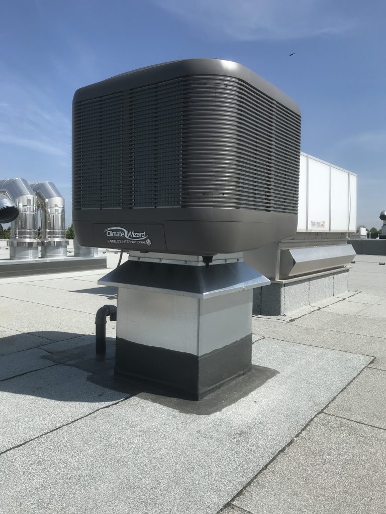 Kampschulte Wirtschaftlich und zuverlässig – auch für temperaturempfindliche Güter Gerade in den Sommermonaten ist die richtige Temperaturführung in Lagerhallen entscheidend – insbesondere bei temperaturempfindlichen Produkten wie Elektronik, Kunststoffe, Lebensmittel oder Pharmaprodukten. Viele unserer Kunden nutzen unsere Lösungen, um ihre Lagergüter gezielt mitzukühlen – und erschließen sich dadurch neue Ertragsquellen, z. B. durch die Einlagerung hochwertiger Ware. Je nach Gebäudestruktur und Anforderungen setzen wir dabei auf: • Verdunstungskühler: besonders effizient, kostengünstig im Betrieb und ideal für große Luftvolumina • Luft-Wasser-Wärmepumpen: als Alternative, z. B. bei höherem Komfortanspruch oder für kombinierte Heiz-/Kühlanwendungen So schaffen wir nicht nur stabile Lagerbedingungen, sondern auch ökonomischen Mehrwert für Ihr Unternehmen. ✅ Geeignet für empfindliche Lagergüter ✅ Geringe Betriebskosten – hoher Nutzen ✅ Flexible Technik je nach Anforderung (Verdunstungskühlung oder Wärmepumpe)