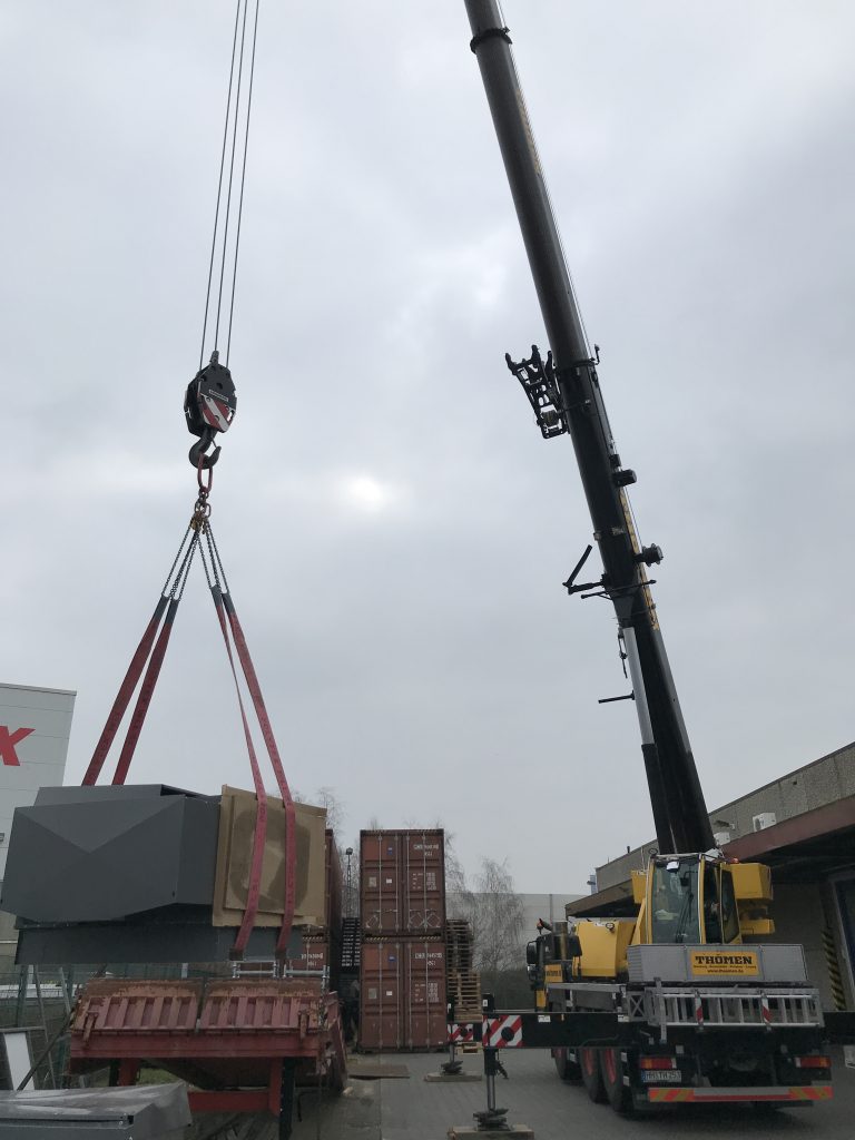 Kühlung für Messehallen Indirekte Kühlung für hohe Besucherzahlen und große Volumen Für Messehallen mit hohen thermischen Lasten und vielen Menschen bieten wir maßgeschneiderte Lösungen mit direkten und indirekten Verdunstungssystemen. Gezeigt wird das Modell CW-H15, ein vollständig indirekter Verdunstungskühler, bei dem das verdunstete Wasser vollständig im Außenbereich bleibt. Unsere Systeme können bei Bedarf auch in bestehende RLT-Anlagen integriert werden, um bestehende Kühltechnik zu entlasten oder zu ersetzen. ✅ Hoher thermischer Komfort für große Hallen ✅ Nachrüstbar an bestehende Systeme ✅ Indirekte Technik – kein Wassereintrag in die Halle