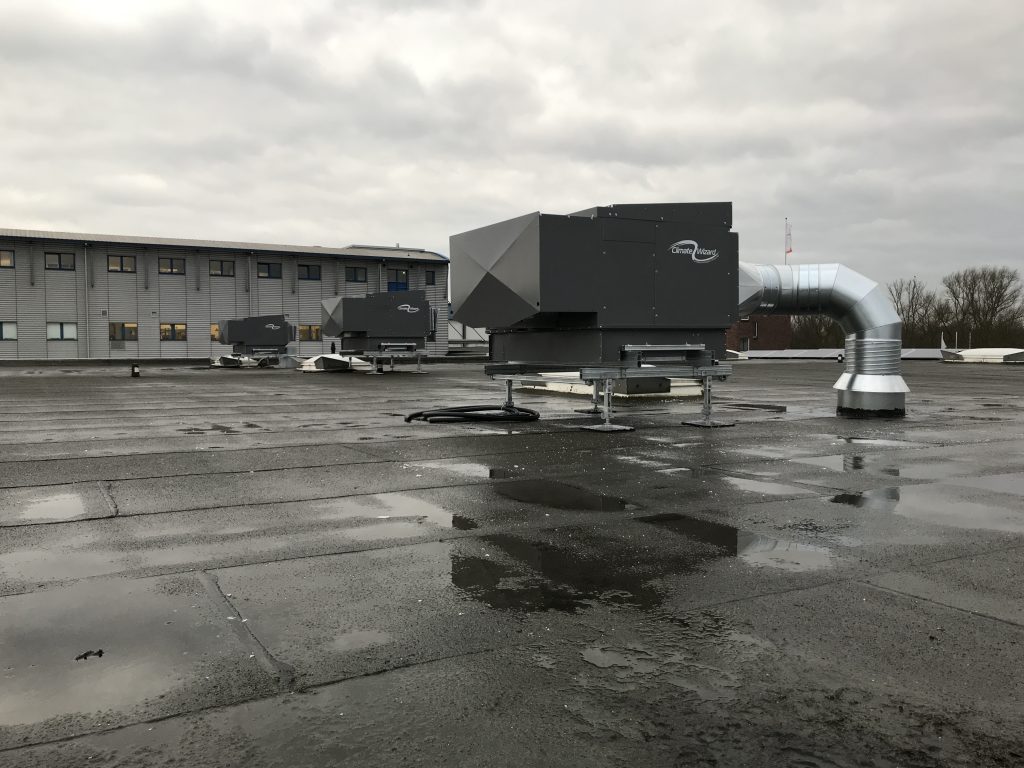 Hallenkühlung Messehallen Kühlung für Messehallen Indirekte Kühlung für hohe Besucherzahlen und große Volumen Für Messehallen mit hohen thermischen Lasten und vielen Menschen bieten wir maßgeschneiderte Lösungen mit direkten und indirekten Verdunstungssystemen. Gezeigt wird das Modell CW-H15, ein vollständig indirekter Verdunstungskühler, bei dem das verdunstete Wasser vollständig im Außenbereich bleibt. Unsere Systeme können bei Bedarf auch in bestehende RLT-Anlagen integriert werden, um bestehende Kühltechnik zu entlasten oder zu ersetzen. ✅ Hoher thermischer Komfort für große Hallen ✅ Nachrüstbar an bestehende Systeme ✅ Indirekte Technik – kein Wassereintrag in die Halle