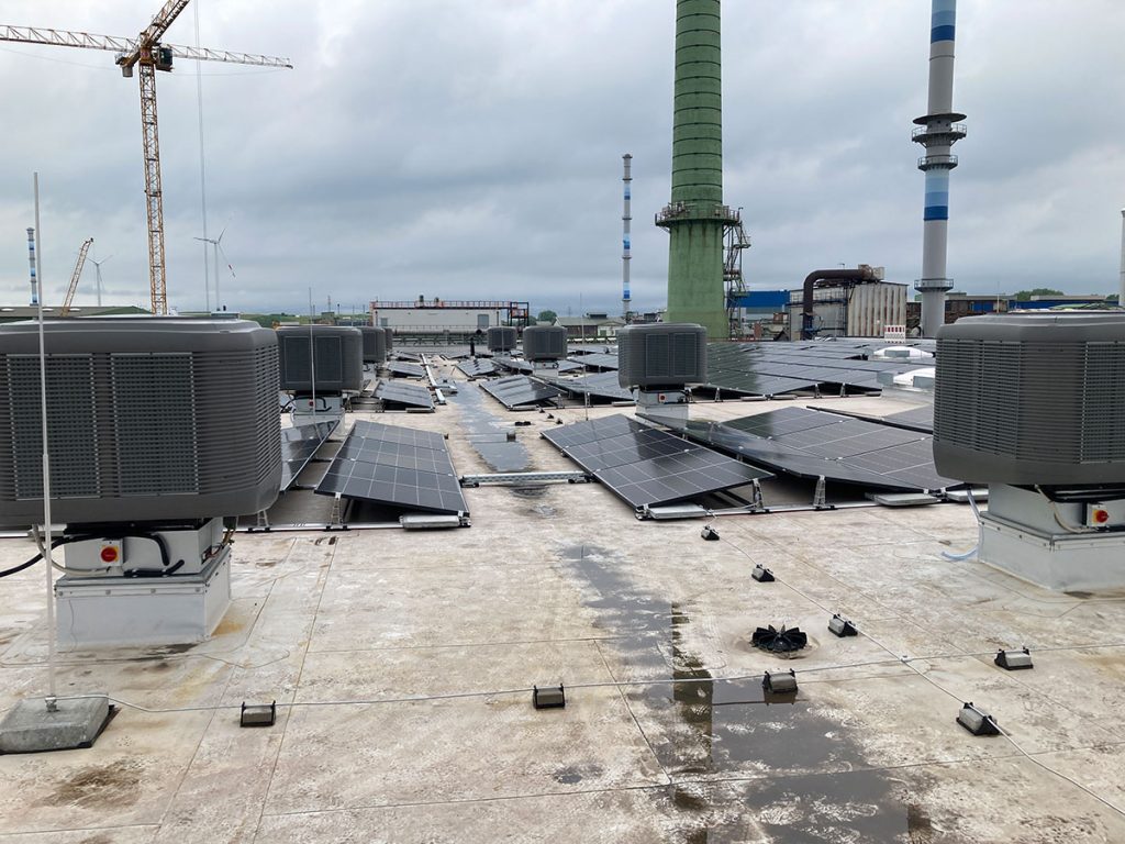 Hallenkühlung Werkstatt Präzise, zugfreie Kühlung – auch bei sensiblen Tätigkeiten In Werkstätten ist es besonders wichtig, dass Kühlung zugfrei und leise erfolgt – etwa bei Präzisionsarbeiten. Unsere CW3 Verdunstungskühler, auf dem Dach montiert, bringen kühle Luft gezielt per Luftschläuche oder Ausblasköpfe in die Arbeitsbereiche. Neben der Temperaturreduktion wird durch das System auch die verbrauchte Luft aus der Werkstatt abgeführt, was die Luftqualität zusätzlich verbessert – ein echter Synergieeffekt. ✅ Zugfreie Lufteinbringung möglich ✅ Ideal für lärmsensible Bereiche ✅ BAFA-förderfähig