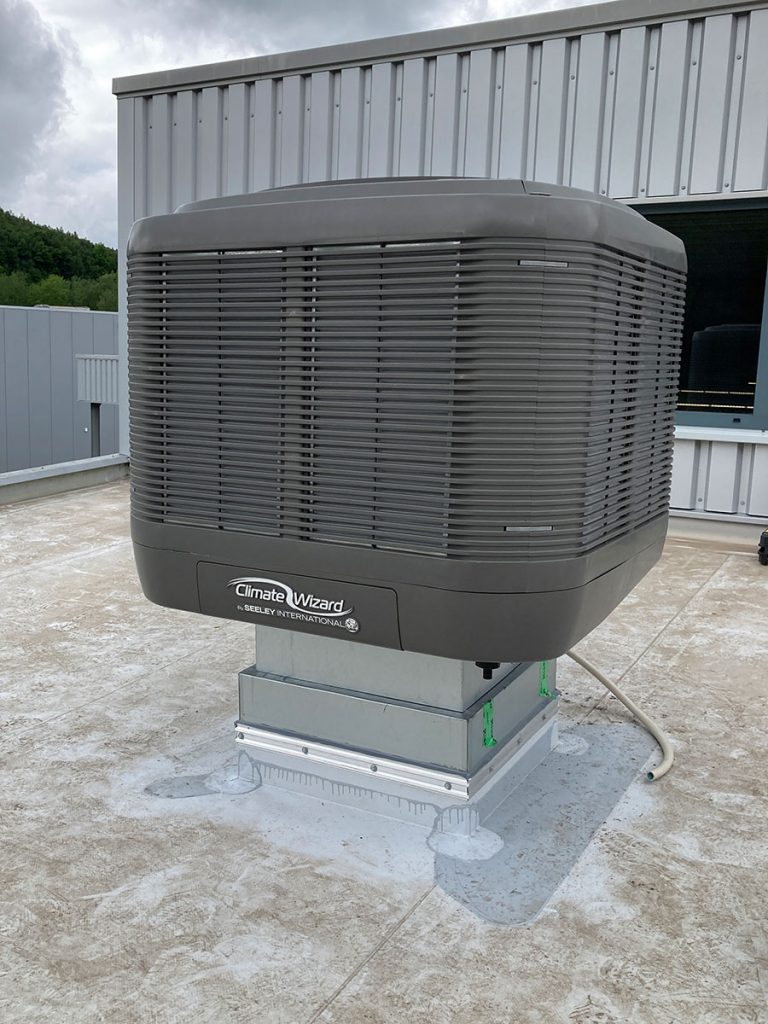 Hallenkühlung Werkstatt Präzise, zugfreie Kühlung – auch bei sensiblen Tätigkeiten In Werkstätten ist es besonders wichtig, dass Kühlung zugfrei und leise erfolgt – etwa bei Präzisionsarbeiten. Unsere CW3 Verdunstungskühler, auf dem Dach montiert, bringen kühle Luft gezielt per Luftschläuche oder Ausblasköpfe in die Arbeitsbereiche. Neben der Temperaturreduktion wird durch das System auch die verbrauchte Luft aus der Werkstatt abgeführt, was die Luftqualität zusätzlich verbessert – ein echter Synergieeffekt. ✅ Zugfreie Lufteinbringung möglich ✅ Ideal für lärmsensible Bereiche ✅ BAFA-förderfähig