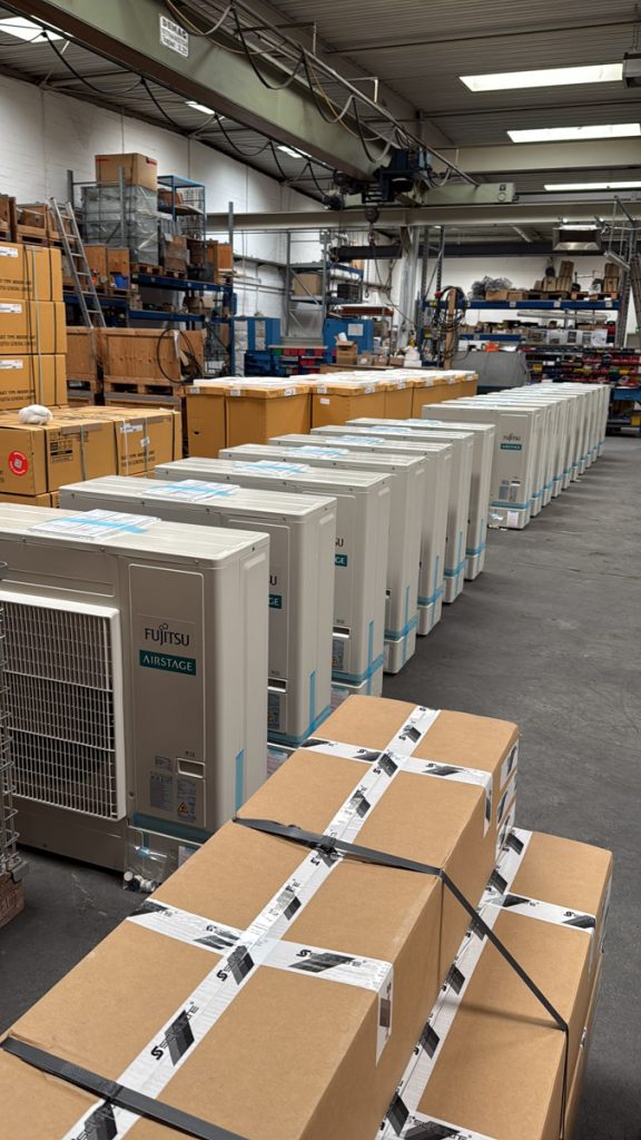 Zukunftsorientierte Lösungen: Wärmepumpe & Dunkelstrahler mit Brennwerttechnik Auf den Bildern sehen Sie zwei unserer Technologien im Einsatz: • Ein Dunkelstrahler mit Brennwerttechnik und Abgaswärmerückgewinnung – hocheffizient und ressourcenschonend • Eine strombetriebene Wärmepumpe – ideal bei Nutzung von PV-Strom oder als Teil eines Hybridsystems Wir beraten Sie herstellerunabhängig – und entwickeln eine maßgeschneiderte Lösung auf Basis Ihres Energiekonzepts. ✅ Gas und Strom intelligent kombinierbar ✅ Brennwerttechnik für maximale Effizienz ✅ Auch als Hybridlösung realisierbar