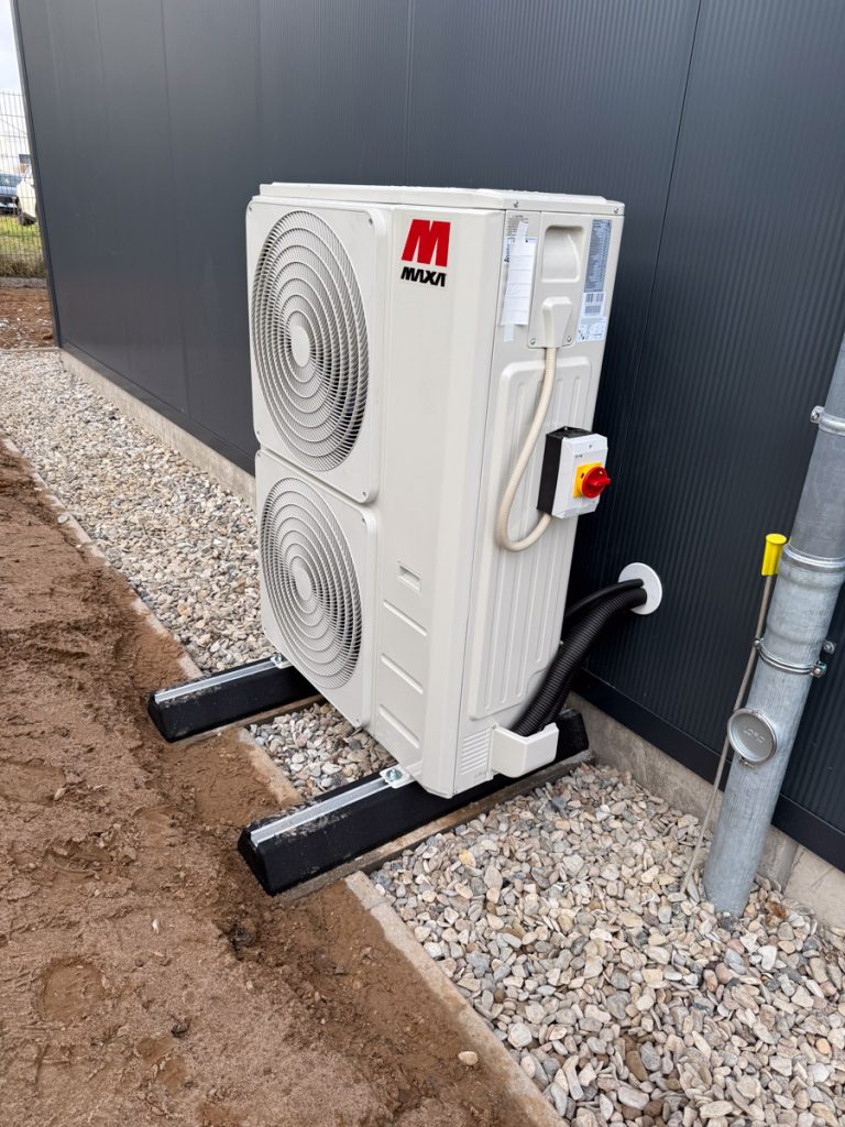 Heizen mit Verantwortung – und Effizienz Die gezeigten Wärmepumpensysteme sind der Kern unserer nachhaltigen Heizlösungen. Ob in der Industrie, in Logistikhallen oder in Fertigungsbetrieben – unsere Konzepte basieren auf: • Strombasierten Systemen mit niedrigem Energiebedarf • Nutzung erneuerbarer Energien (z. B. PV-Strom) • Geringer Wartungsaufwand & hohe Betriebssicherheit Ideal auch für die Kombination mit Lüftung und Kühlung – für ein ganzjährig perfektes Hallenklima. ✅ Nachhaltig, wirtschaftlich und zukunftssicher ✅ Energieeffizienz durch Wärmepumpe + PV ✅ Einfach skalierbar – vom KMU bis Großprojekt