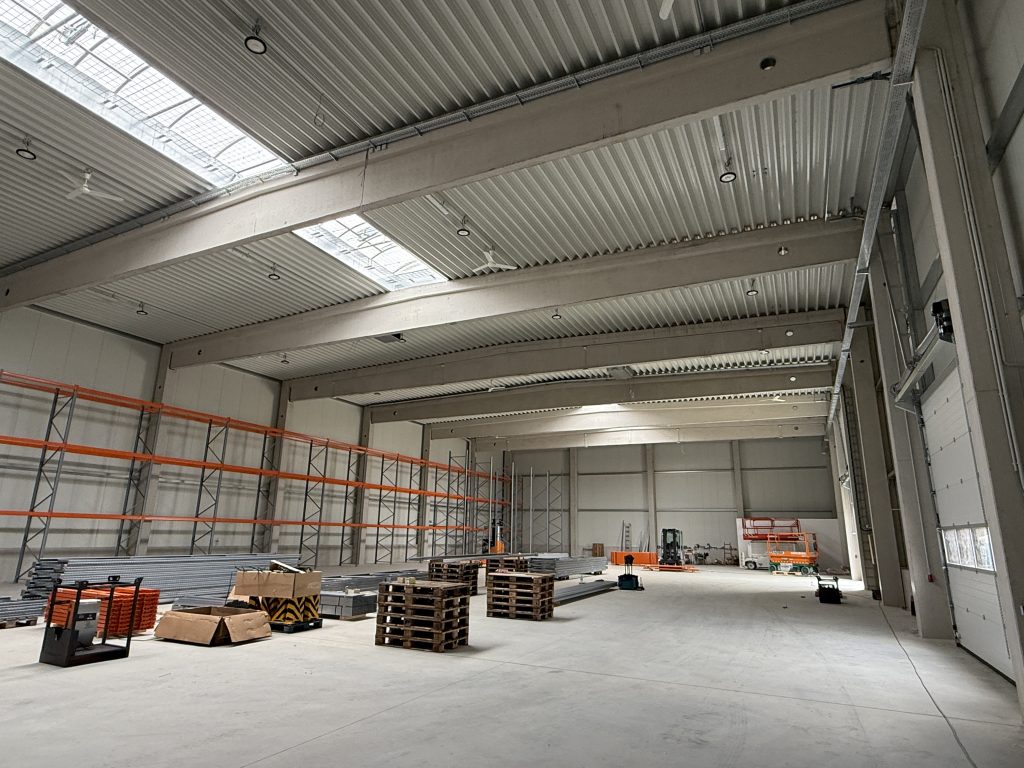 Als Klimatechnik für Lagerhallen kommen unsere SKS eco Wärmepumpen mit Kältemittel R32 zum Einsatz. R32 ist ein zukunftssicheres Kältemittel mit niedrigerem GWP • Sehr leise & kompakte Geräteform. Gerade für temperatursensible Lagerware ist eine stabile Innentemperatur unerlässlich. ✅ Nachhaltig & förderfähig ✅ Ideal bei sensiblen Lagerbedingungen