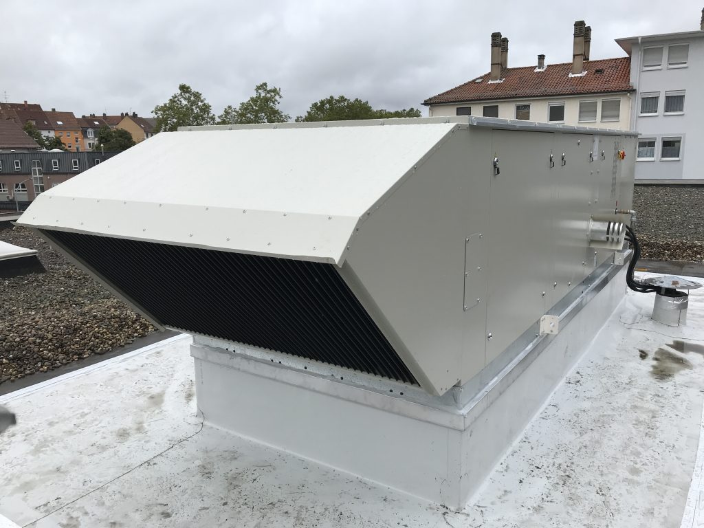 Das passende System – für jede Hallensituation: Unser gesamtes Heizportfolio – Dunkelstrahler, Warmlufterzeuger und Wärmepumpe. • Dunkelstrahler: punktgenaue Wärme, geringe Luftverwirbelung, sehr wirtschaftlich bei großen Flächen • Warmlufterzeuger: flexibel, schnell und effizient, besonders bei wechselndem Wärmebedarf • Wärmepumpe: nachhaltig, strombetrieben, ideal für Neubauten oder Hybridlösungen Durch die intelligente Kombination der Systeme lässt sich für jede Halle ein maßgeschneidertes Heizkonzept realisieren – effizient, nachhaltig und förderfähig. ✅ Technikvielfalt für individuelle Anforderungen ✅ Kombinierbar zu Hybrid- oder Komplettsystemen ✅ Maximale Energieeinsparung bei bester Leistung