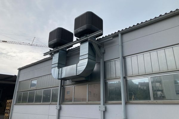 Schuessler Effiziente Hallenkühlung für Produktionsumgebungen In dieser CNC-Produktionshalle sorgten zuvor sommerliche Temperaturen von bis zu 50 °C und stickige Luft für eine massive Belastung der Mitarbeitenden – die Produktivität war stark eingeschränkt. Mit der Installation von vier CW3 indirekten Verdunstungskühlern wurde die Situation nachhaltig verbessert. Die Geräte wurden auf individuell angefertigten Konsolen an der Außenwand montiert. Die Kühlung erfolgt umweltfreundlich mit Wasser als Kältemittel, was sie besonders nachhaltig und kostengünstig im Betrieb macht. Ergebnis: angenehme Raumtemperaturen, frische Luft und eine spürbar gesteigerte Mitarbeiterzufriedenheit. ✅ BAFA-förderfähig ✅ Niedrige Betriebskosten ✅ Nachhaltige Technik ohne chemische Kältemittel