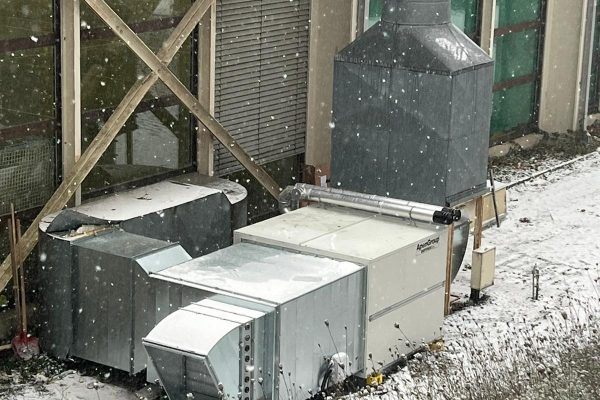 Zuverlässigkeit über Jahrzehnte – jetzt mit moderner Technik Die gezeigten Bilder zeigen den Austausch einer Warmluftheizung nach über 30 Jahren Betriebsdauer – Qualität, die sich auszahlt. Neu im Einsatz: Brennwert-Warmlufterzeuger mit Außenluftansaugung für Mischluftbetrieb. Im Sommer kann die Anlage auch zur Kühlung verwendet werden. Über eine Ethernetverbindung ist die Anbindung ans Intranet problemlos möglich. Durch den Anschluss an das vorhandene Kanalnetz mit hoch induzierenden Weitwurfdüsen wird eine optimale Luftverteilung gewährleistet – für angenehme Temperaturen und geringen Energieverbrauch. ✅ Modernste Brennwerttechnik ✅ Sommerkühlung durch Außenluftnutzung ✅ Netzwerkanbindung & digitale Steuerung